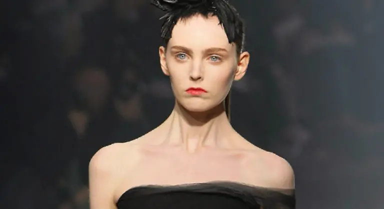 Atemberaubend-elegant-und-dennoch-alltagsnah-wirkten-seine-Models-die-in-einer-Industriehalle-ueber-nassen-Asphalt-liefen