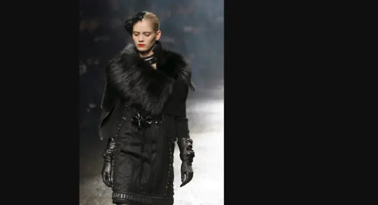 Tageskleider-und-kostueme-in-Schwarz-und-mattem-Rot-waren-praezise-geschnitten-und-umflossen-dennoch-sanft-den-Koerper