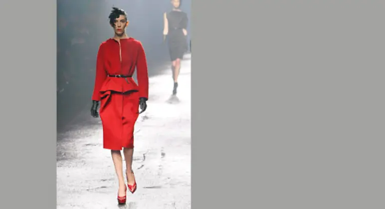 Raffungen-am-knapp-knielangen-Bleistiftrock