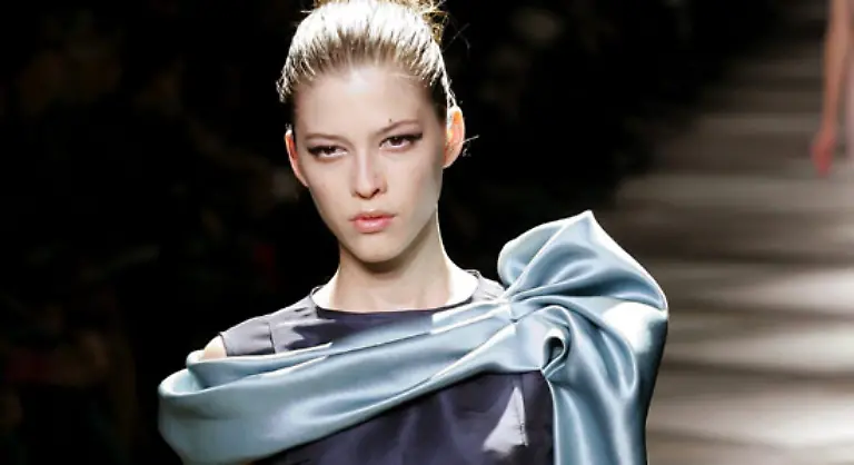 schleifenartige-Drapierungen-am-Oberteil-oder-lockere-Schoesschen-an-der-Jacke-verliehen-ihnen-Bewegungsspielraum