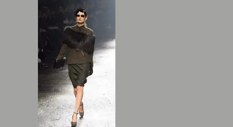 Bei-aller-Schlichtheit-kam-Schmueckendes-nicht-zu-kurz-Glaenzende-Plateaupumps-Ausbrenner-Samt-eine-Pelzstola-oder-an-Blattgold-erinnernde-Stickereien-verteilte-Elbaz-in-geschickter-Dosierung