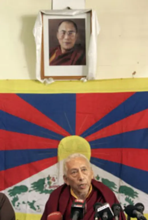 Denn-der-Dalai-Lama-lebt-seit-fast-50-Jahren-im-indischen-Exil-Seine-Portraits-sind-wie-auch-die-Flagge-der-Exil-Tibeter-strengstens-verboten