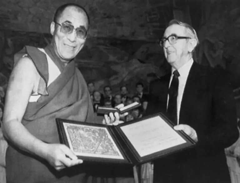Nur-international-ist-der-Dalai-Lama-ein-anerkannter-Kaempfer-fuer-den-Frieden-erhaelt-1989-den-Friedensnobelpreis