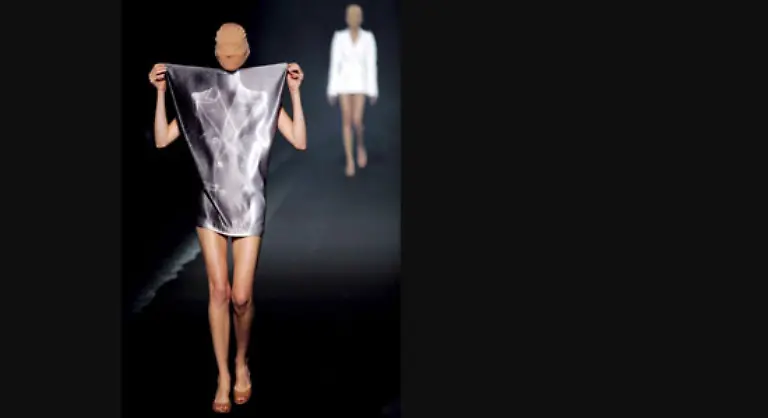 das-trotz-der-geraden-Linie-mit-dem-Koerper-gleichsam-verschmolz