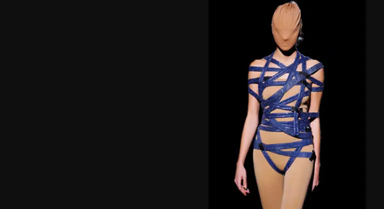 Auf-ein-fast-nacktes-Model