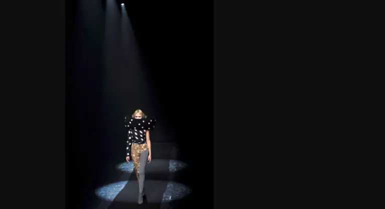 ein-schmales-asymmetrisch-geschnittenes-Kleid-war-das-Resultat