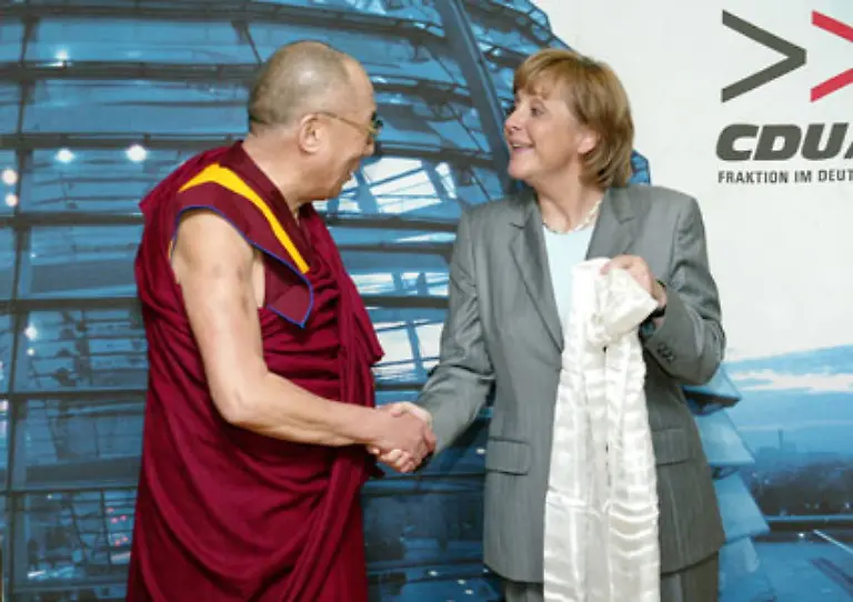 Doch-obwohl-die-Zerstoerung-der-tibetischen-Kultur-und-die-Unterdrueckung-der-tibetischen-Bevoelkerung-international-immer-wieder-bemaengelt-und-angeklagt-werden-wird-die-Besatzung-nicht-als-solche-angesehen