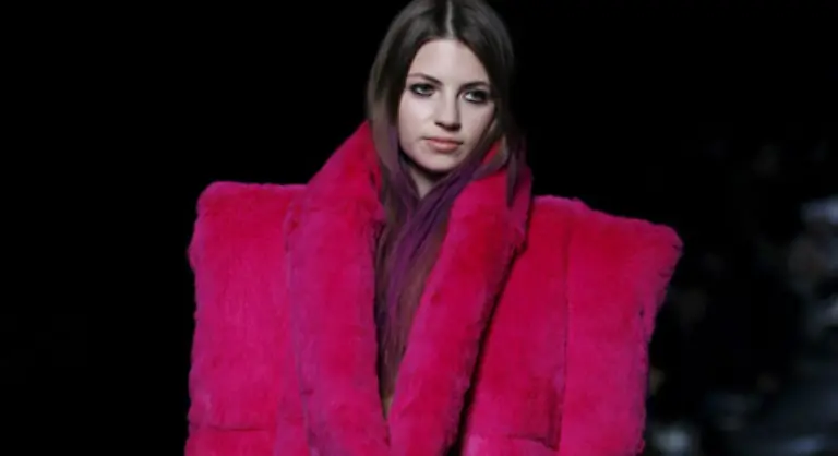 Margiela-experimentierte-zudem-mit-Videokassettenband-und-nach-Art-von-Watte-geformter-Wolle-beides-diente-als-Poncho