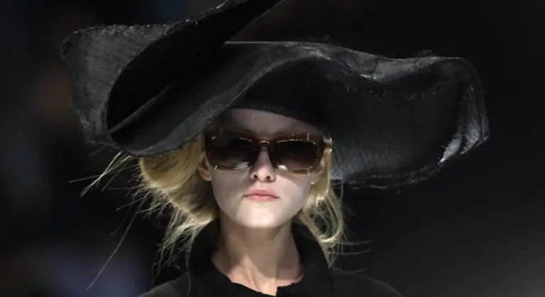 Bedeckt-gibt-sich-die-Frau-bei-dem-Japaner-Yohji-Yamamoto-im-kommenden-Winter-Schwarze-lange-Maentel-Jacken-Capes-Kleider-und-Tuniken-waren-von-der-Schulter-aus-locker-fallend-gearbeitet-wirkten-aber-nicht-schlampig-sondern-edel