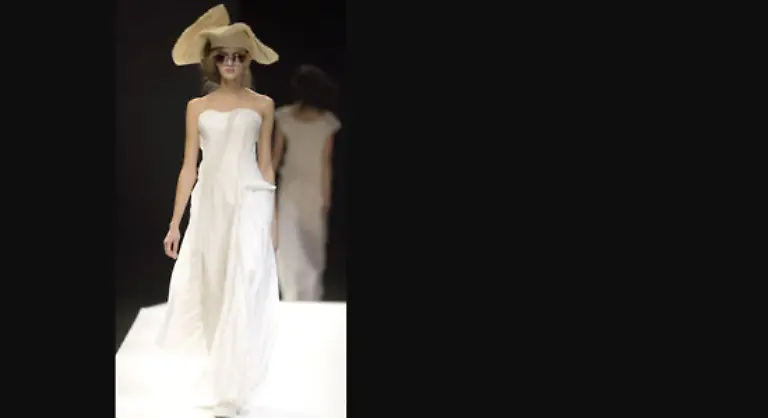 Ueberweite-Hosen-und-wadenlange-Wickelroecke-komplettierten-diesen-Look-Gegen-allzu-duestere-Tristesse-gab-es-ein-paar-Sprenkel-Weiss-Pink-und-Ziegelrot-als-Schuh-Mantel-oder-schlicht-als-Paspelnaht