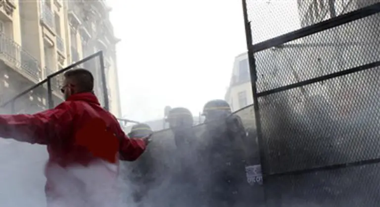 Die-Mode-muss-schon-eine-gewisse-Macht-haben-wenn-sie-die-Pariser-Polizei-und-Anfluege-von-Massenhysterie-auf-den-Plan-rufen-kann