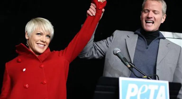 Anti-Pelz-Aktivisten-hatten-in-deutlich-groesserer-Zahl-als-in-den-vergangenen-Jahren-einen-Aufmarsch-organisiert-Ihre-wuetenden-Rufe-irritierten-die-Besucher-beim-Einlass-kam-leichte-Panik-auf