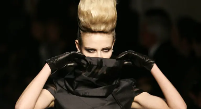 Die-beiden-Polizisten-die-von-ihrer-Truppe-schliesslich-sicherheitshalber-mit-hinein-geschickt-wurden-um-am-Laufsteg-nach-dem-Rechten-zu-sehen-wurden-allerdings-kurz-vor-Beginn-des-Defilees-zurueckbeordert