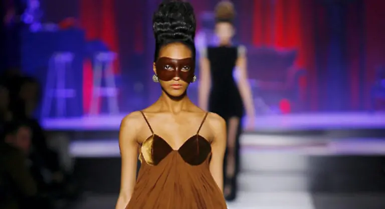 Um-Macht-ging-es-auch-auf-dem-Runway-Gaultier-hatte-ein-Edelbordell-in-Szene-gesetzt-kaum-ein-Modell-kam-ohne-Anspielung-auf-die-SM-Szene-aus