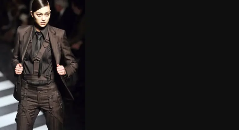 Es-gab-androgyne-Frauen-im-Stil-maennlicher-Freier-in-locker-geschnittenen-Nadelstreifen-Dreiteilern-mit-seitlich-herabhaengenden-Metallketten