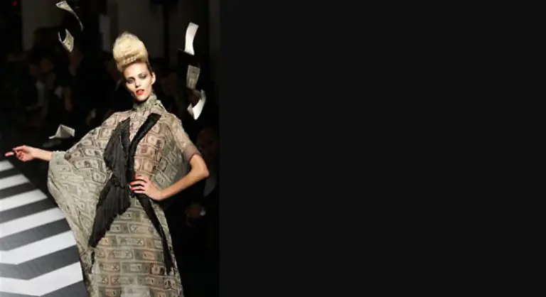 sowie-leichte-Maedchen-mit-flatternden-Chiffonkleidern