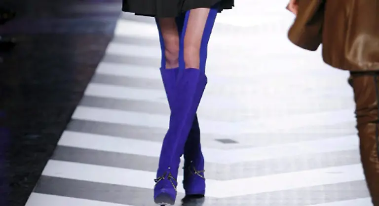 langen-Stiefeln-tiefroten-High-Heels