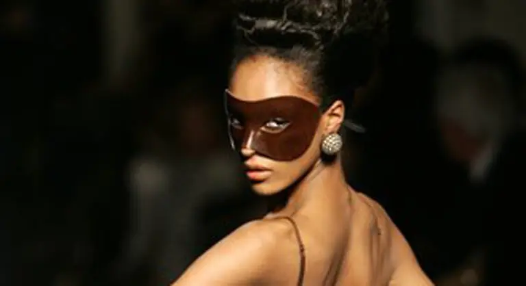 und-Ledermasken-auf-dem-Gesicht