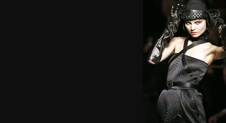 Gebaendigt-wurden-die-Entwuerfe-mit-gekreuzten-Lederriemen-etwa-als-Traeger-am-Oberteil-schwarzer-Etuikleider