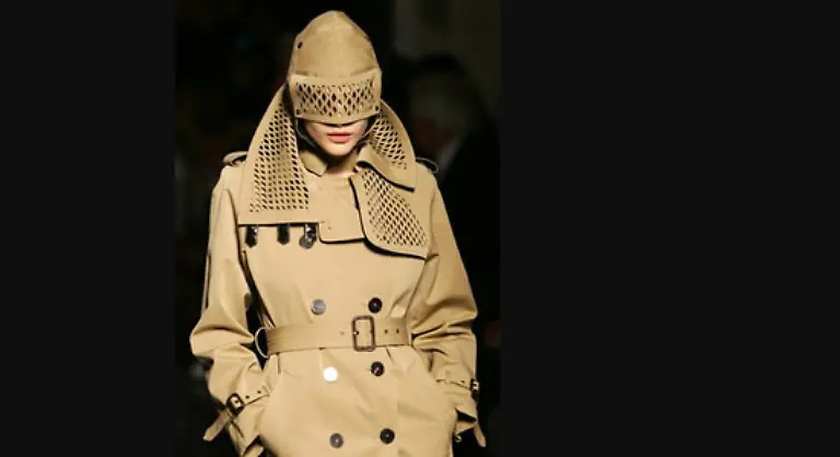 oder-als-ueber-einen-Trenchcoat-gebreitete-Netzstruktur