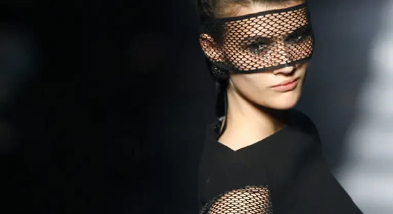 Schon-die-Einladung-war-in-eine-Netzstrumpfhose-gehuellt-worden-und-auch-Gaultiers-ueppige-und-zahlreiche-Pelzmaentel-fuer-die-moderne-Venus-waren-mit-Netzen-bespannt