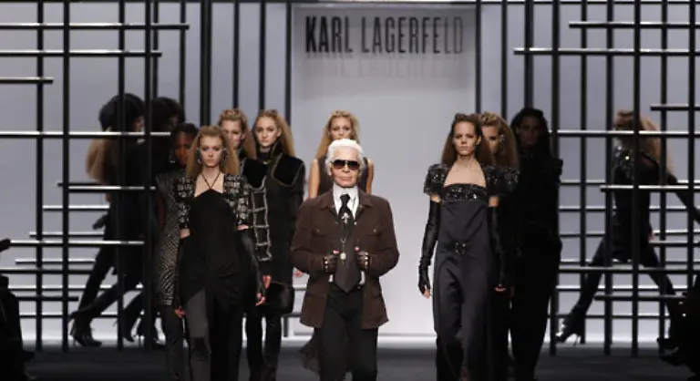 Karl-Lagerfeld-liess-bei-der-Schau-seiner-eigenen-Kollektion-am-Sonntag-die-Besucher-dann-buchstaeblich-im-Pariser-Regen-stehen-Er-startete-mit-fast-einer-Stunde-Verspaetung-und-zeigte-einen-femininen-Regiments-Look