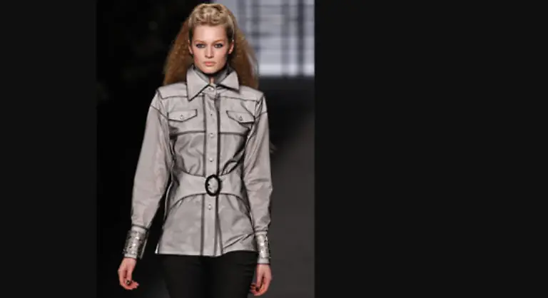 Offiziersjacken-und-maentel-in-Grautoenen-waren-schmal-geschnitten-mit-kastigen-Oberteilen-und-mit-Fellbesatz-verziert