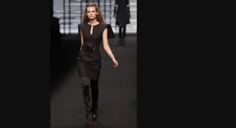 Dazu-gab-es-schmale-Roecke-schwarze-Satin-Leggings-mit-roter-Paspelnaht-hochhackige-Stiefeletten