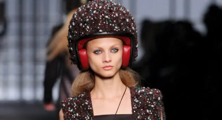 und-mit-Fell-ueberzogene-Motorradhelme