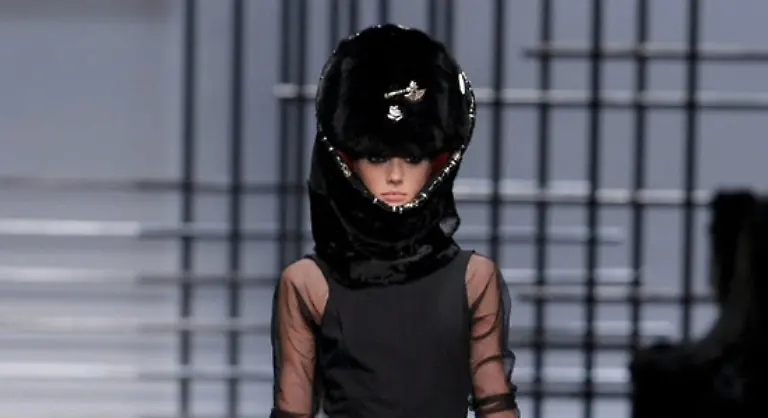 Karl-Alle-sagen-Karl-zu-mir-ich-bin-doch-nicht-der-Herr-Lagerfeld-findet-dass-der-mobile-Mensch-von-heute-in-seinem-Helm-seinen-iPod-verstauen-koennen-sollte-ohne-dieses-ganze-Schnur-Wirr-Warr