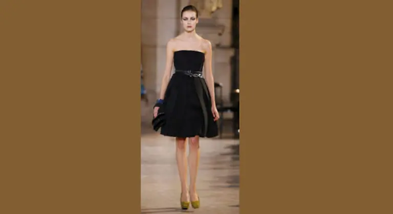 Nach-zwei-weniger-gelungenen-Saisons-bei-dem-spanischen-Luxushaus-Loewe-hat-der-britische-Designer-Stuart-Vevers-zu-einer-eigenen-Handschrift-gefunden-die-Loewes-aussergewoehnliches-Knowhow-in-Sachen-Leder-mit-Sexyness-verbindet