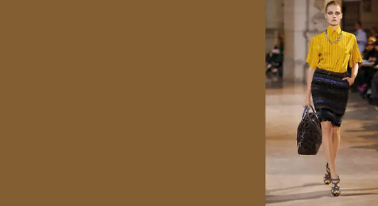 Schmale-Shirtkleider-mit-kleinen-Puffaermeln-aus-butterweichem-Leder-in-Ziegelrot-hautenge-schwarze-Lederblusen