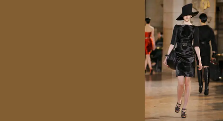 und-tolle-Kaschmirmaentel-in-Doubleface-Qualitaet-wirkten-atemberaubend-nobel-Hinzu-kamen-Blousonjacken-mit-Fuchspelzkragen-und-Kostueme-aus-grobem-Glanztweed