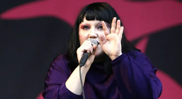 Und-wo-in-Mailand-der-Musen-Krieg-zwischen-D-G-Muse-Scarlett-Johansson-und-Newcomerin-Freida-Pinto-fuer-Gespraechsstoff-sorgte-legte-Beth-Ditto-in-Paris-ihren-Auftritt-hin