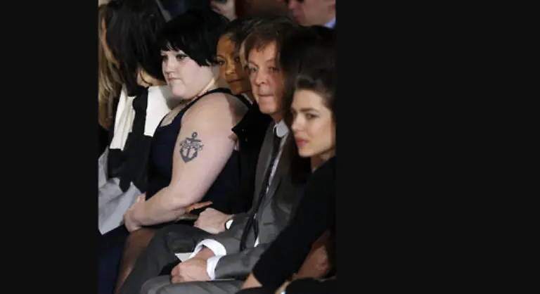 Die-einem-Pin-Up-Girl-gleichende-Von-Teese-hatte-in-den-vergangenen-Saisons-bei-vielen-Pariser-Prt-Porter-Schauen-als-Stargast-in-der-ersten-Reihe-gesessen