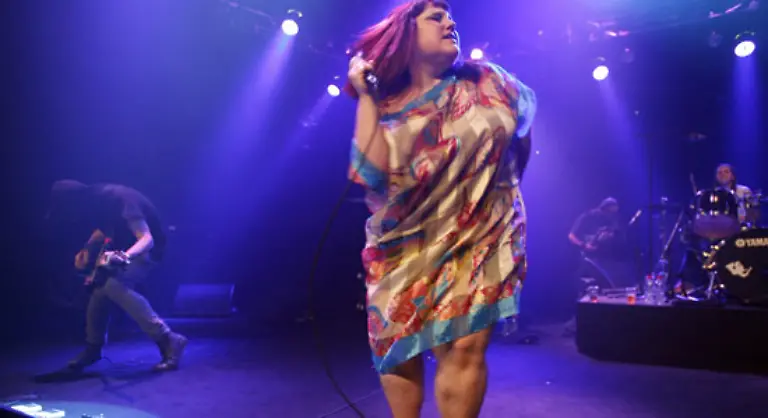 Ditto-die-sich-bei-ihren-Konzerten-auch-gerne-mal-ihrer-Huellen-entledigt