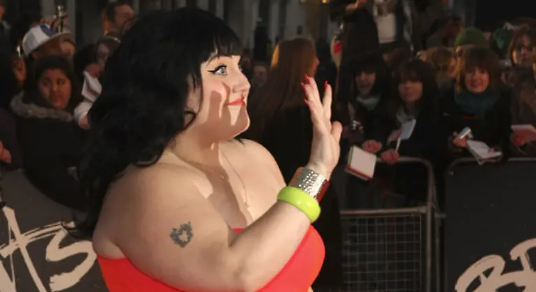 kam-zur-Pariser-Prt-Porter-Schau-von-Stella-McCartney-sass-zuvor-schon-beim-Defilee-von-Jean-Paul-Gaultier-vorne-und-auch-bei-Nina-Ricci