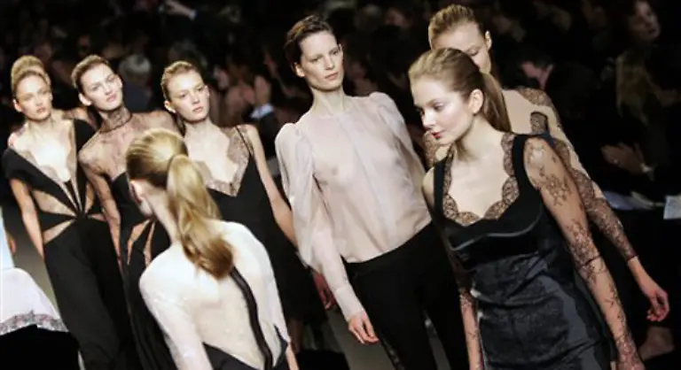 Bei-Stella-McCartney-kam-sie-beinahe-zu-spaet-musste-im-Getuemmel-hektisch-ihren-Platz-suchen