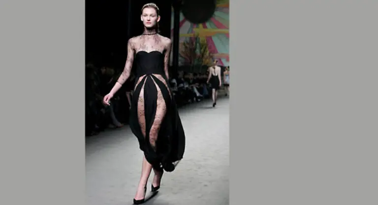 McCartneys-offenherzige-Abendkleider-im-Lingerie-Look-koennten-wie-gemacht-fuer-die-freizuegige-Ditto-sein