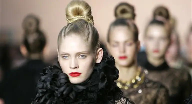 Ueppig-ging-es-auch-bei-Christian-Lacroix-zu-der-Pariser-Damen-in-hocheleganten-zweireihigen-Maenteln-mit-ausladendem-Kragen-gemusterten-Struempfen-Goldschmuck-und-hochgedrehten-Haarknoten-ueber-den-Laufsteg-schickte