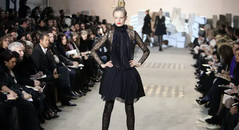 Kostueme-mit-Bleistiftrock-wurden-durch-taillierte-Jacken-mit-weiten-Schoessen-und-geschoppten-Aermeln-aufgeschickt-Auf-drapierten-Seidenkleidern-prangten-hohe-Pelzkragen