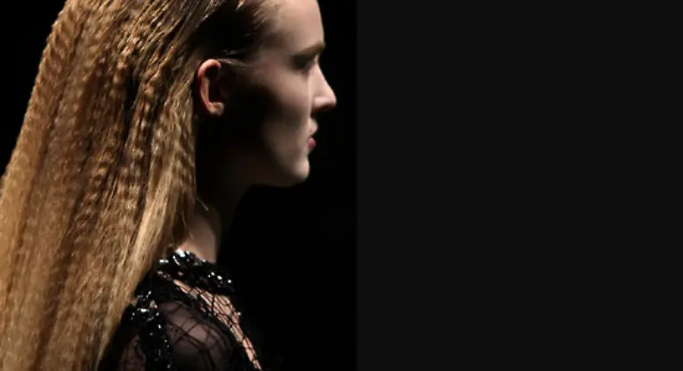 Der-Italiener-Riccardo-Tisci-bewies-am-selben-Abend-bei-Givenchy-mit-schmalen-linearen-Kleidern-in-Schwarz-Blaugrau-Schlamm-und-Creme-mit-asymmetrischen-Details