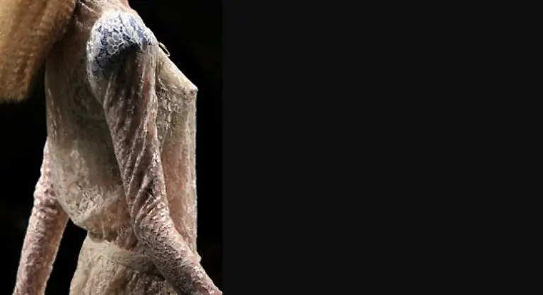 und-tadellos-fallenden-Stoffen-erneut-seine-architektonische-Schneiderkunst