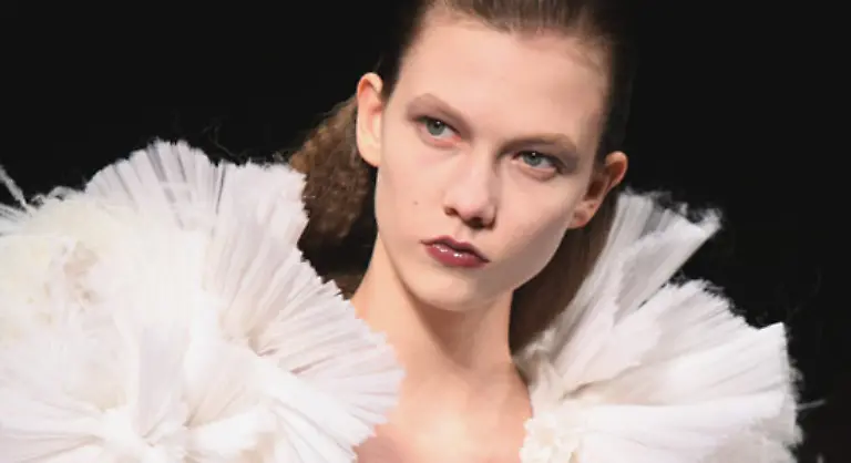 Tuelleinsaetze-Spitze-Ledermanschetten-und-Bustiers-wirkten-allerdings-bei-der-klaren-Grundlinie-etwas-fehl-am-Platz