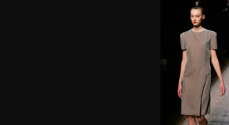 Auch-bei-Chanel-und-YSL-herrscht-groesstenteils-Normalitaet-Gut-geschnittene-graue-Tageskleider-Maentel-mit-Bindeguerteln-in-Cameltoenen-fliessende-Hosen-Shirt-artig-geschnittene-Blusen