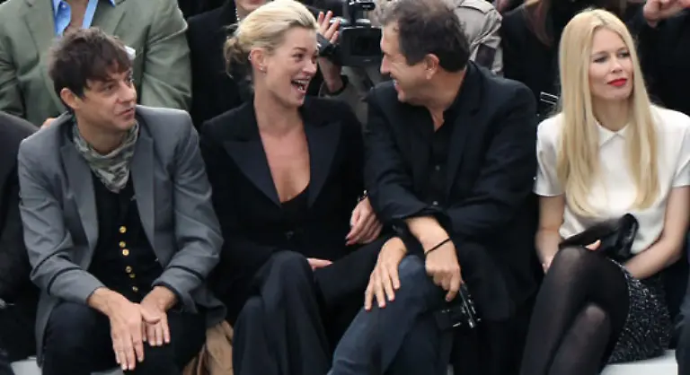 Kate-Moss-mit-dem-Verlobten-Jamie-Hince-schaekert-mit-Star-Fotograf-Mario-Testino