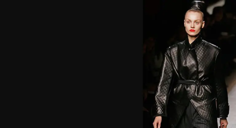 Perfekt-auf-den-Punkt-brachte-es-Yves-Saint-Laurent-Designer-Stefano-Pilati-in-seinem-Defilee-Er-startete-mit-edlen-schwarzen-Lederjacken-und-maenteln-im-Bikerstil-zu-nach-unten-sich-verjuengenden-lockeren-Flanellhosen