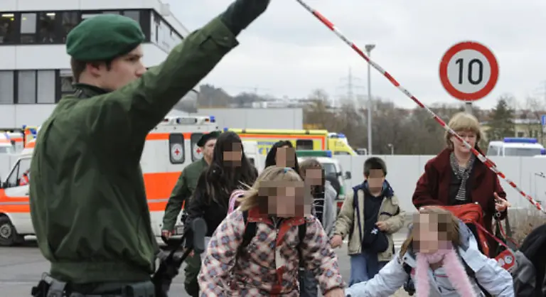 Der-Taeter-schiesst-an-der-Schule-um-sich-Unklar-ist-noch-ob-er-dabei-gezielt-vorgeht