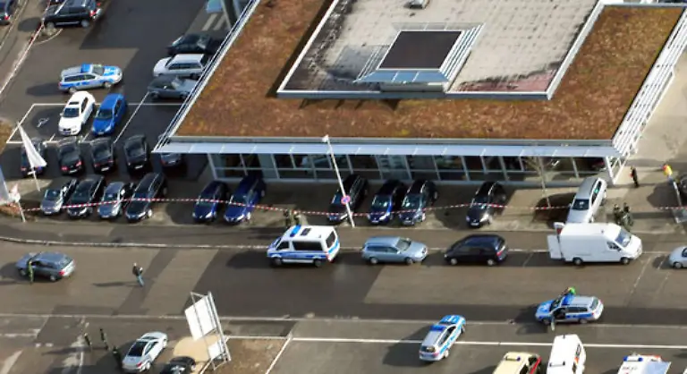 Dann-fluechtet-er-An-einem-40-Kilometer-entfernten-Autohaus-in-Wendlingen-endet-seine-Flucht-er-wird-von-der-Polizei-gestellt-Tim-K-erschiesst-sich