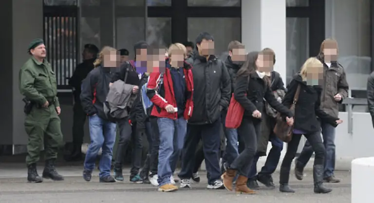 Die-Gebaeude-der-Schule-werden-umgehend-evakuiert